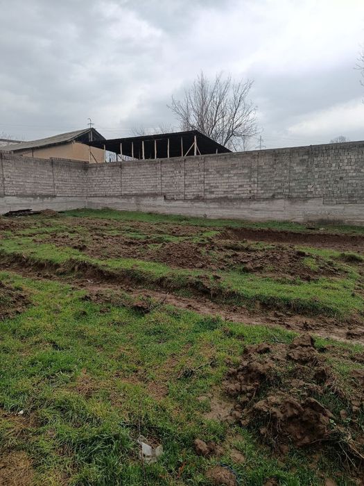 Yangi bozorda 10 sotix yer maydoni 5sotixi sotiladi