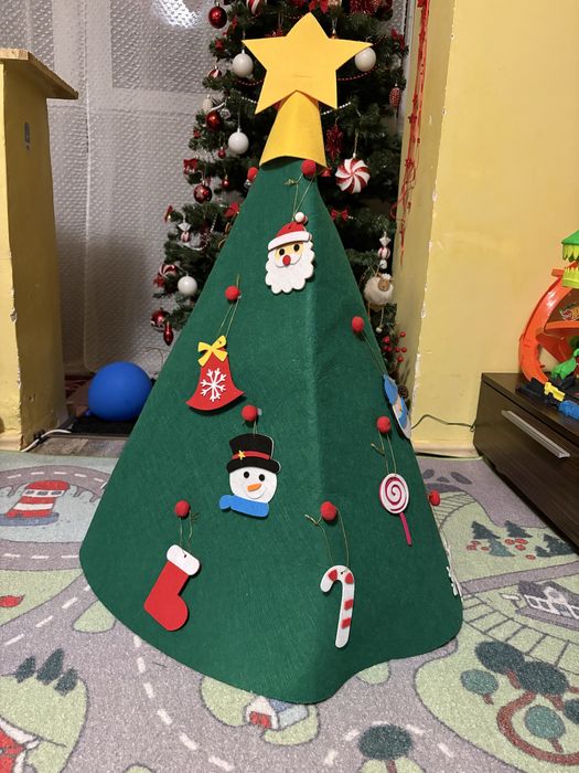 Bradulet din fetru cu decoratiuni