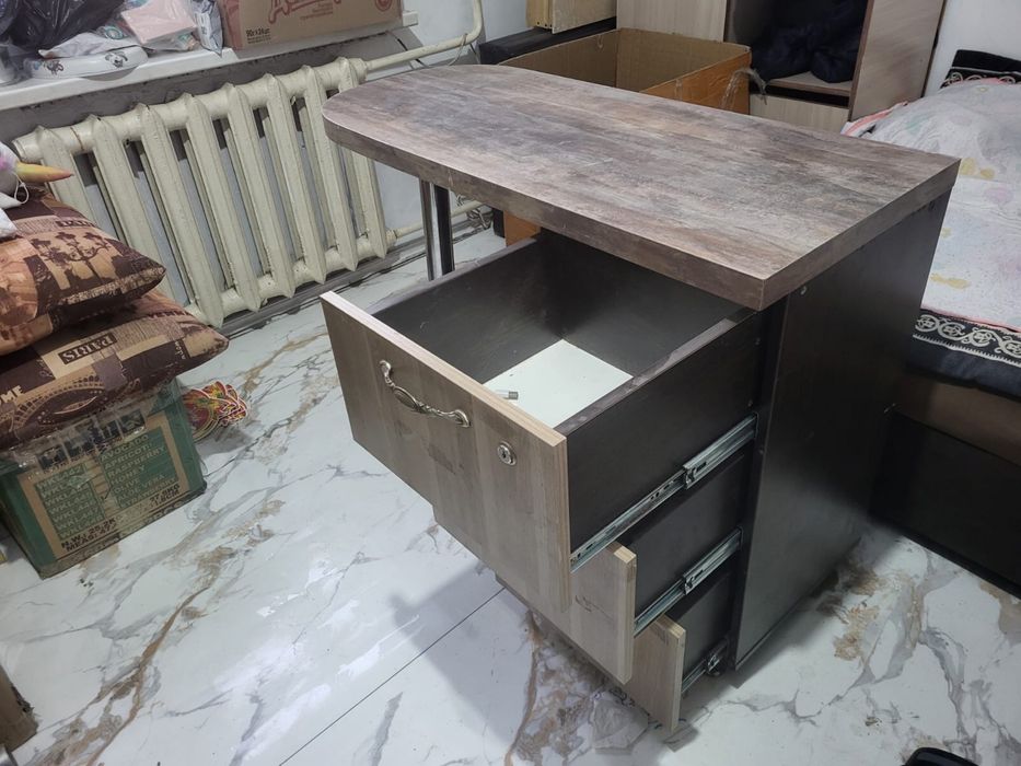 Продам маникюрныйе столы и полка вкаф