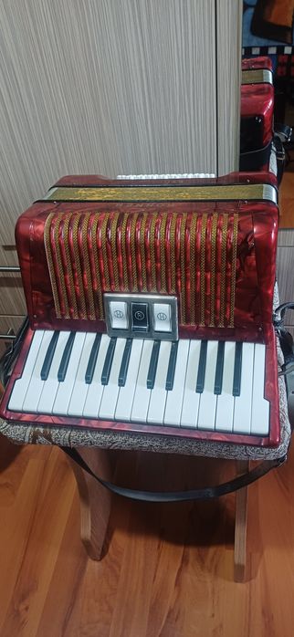 Vând acordeon hohner student