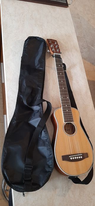 Mini chitară electroacustica