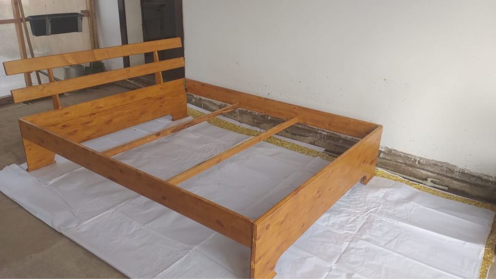 Стол, кровати, вешалки, полки