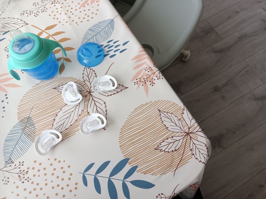 Vând cană  Philips avent și 4 suzete