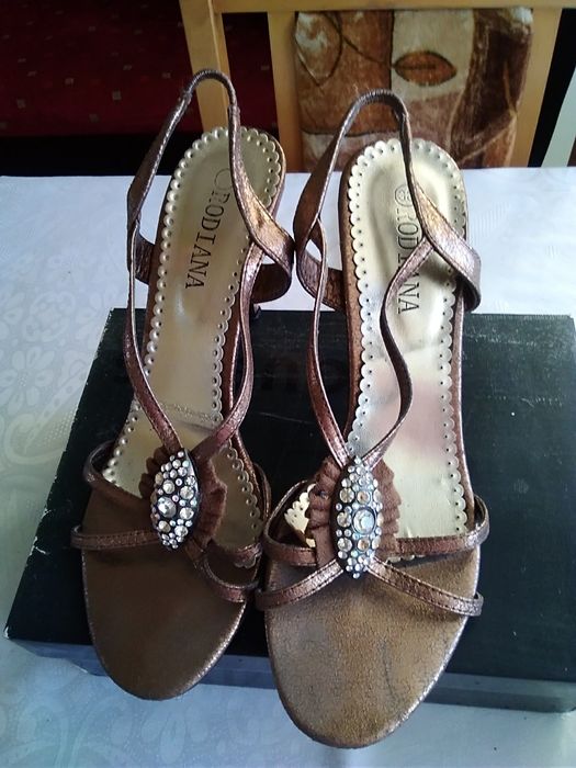 Нови елегантни обувки, сандалети