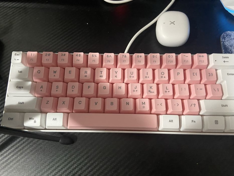 In pachet se va afla unitatea, maus cu led, tastatura cu led,maus ped,casti cu led,microfon cu led