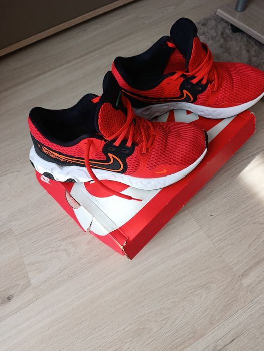 Vând Adidasi Nike