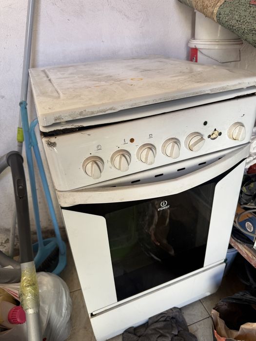 Продам электро плиту Индезит