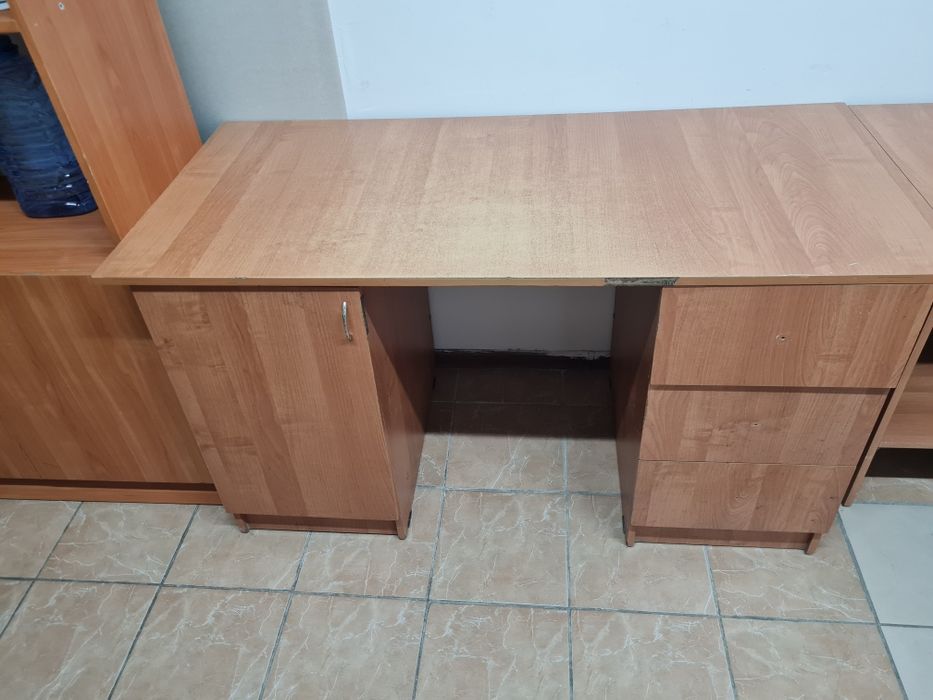 Продам 2-офисных столов,без стулья