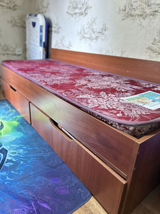 Продам односпальную кровать с выдвижными ящиками