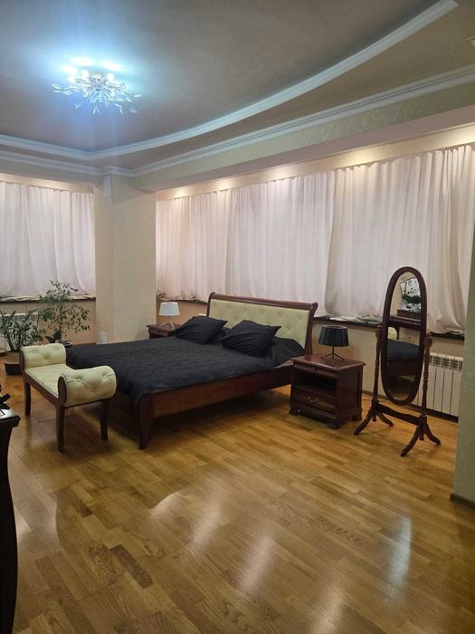 В центре города, 12 мкр продается улучшенная 3 комнатная квартира