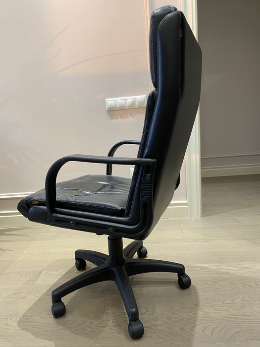 Кожаное кресло.