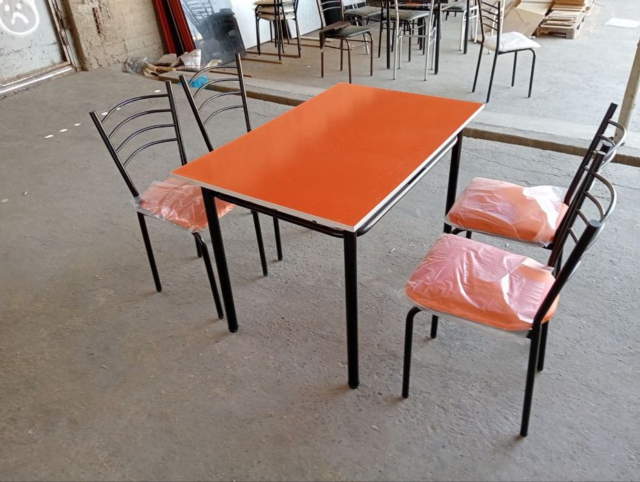 Кухонный стол с четырьмя стульями 870.000