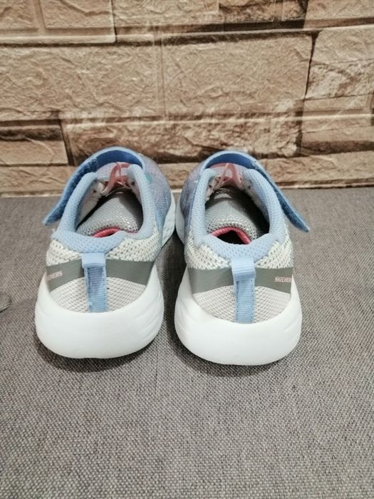 Различни размери маратонки и пантофки