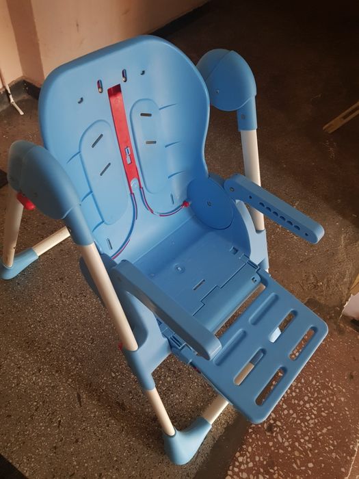Scaun pliabil pentru copii care se regleaza dupa inaltimea mesei