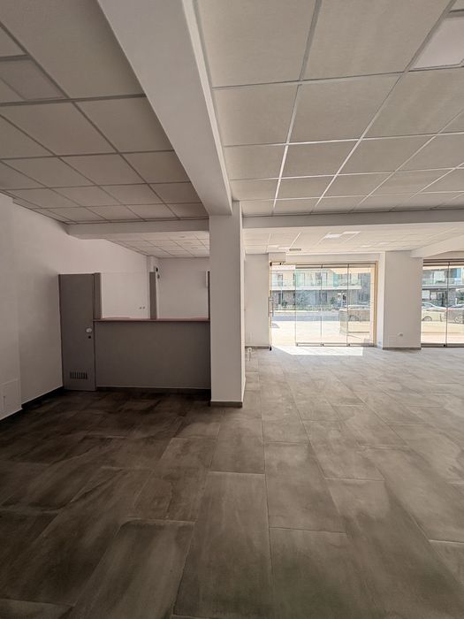 Inchiriez spatiul comercial de 130 de metrii+30 de metrii terasa in față. Acesta e situat langa White Tower, strada Lotus numarul 5, lotul 1 Constanta