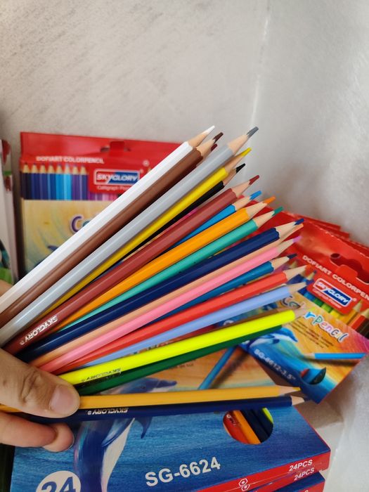 Моливи, пастели,флумастери и книжки