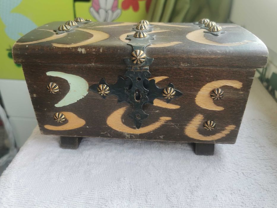 Cutie de bijuterii din lemn ,veche