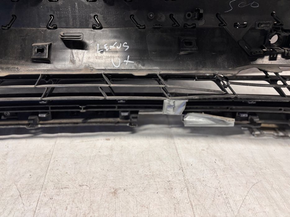 Решетка предна • Lexus UX