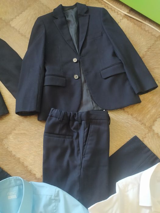 Продам школьные костюмы и рубашки