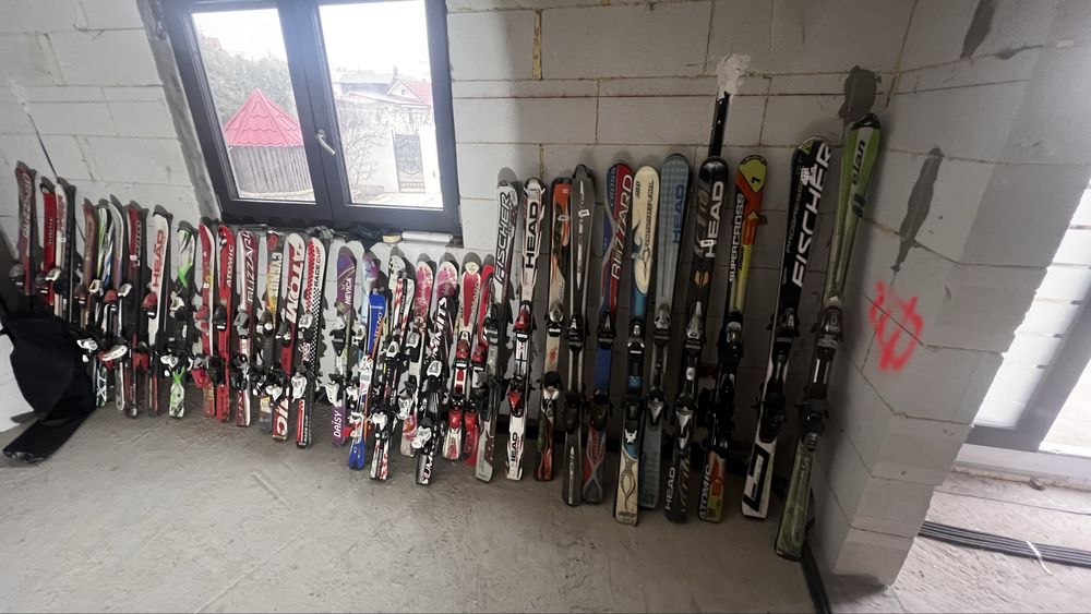 Vând schiuri și clapari