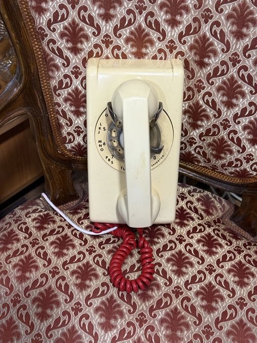 стар ретро телефон за стена канадски