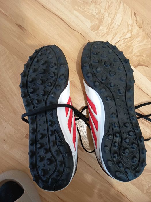 Продавам мъжки футболни обувки за изкуствена трева  Adidas Copa