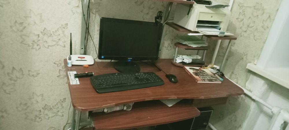 Продам компьютерный стол