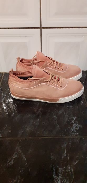 Cizme, adidași, pantofi