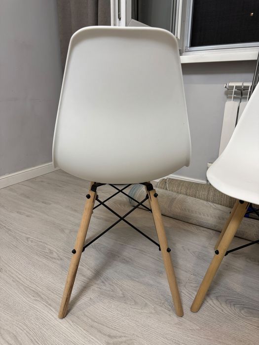 Комплект белых стульев в стиле Eames (4 шт.)