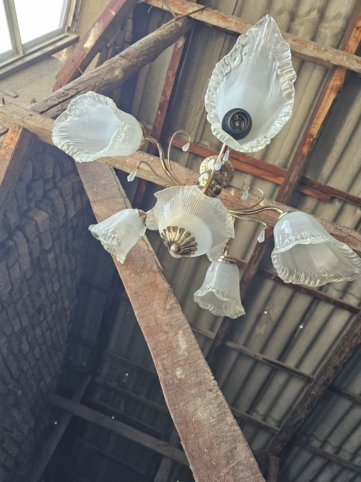 Люстра в хорошем состоянии