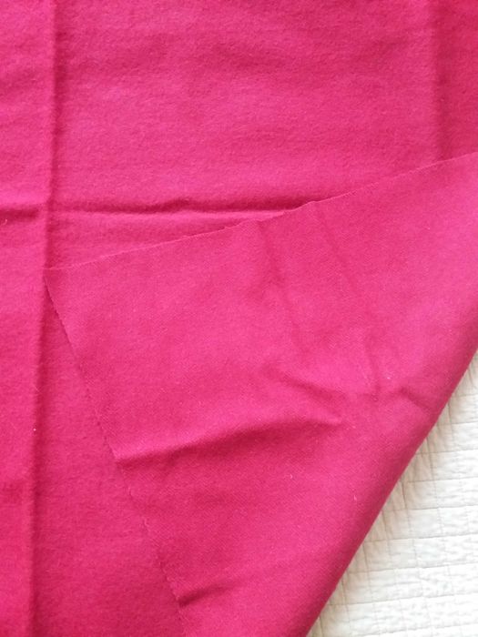 Ткань драповая малинового цвета