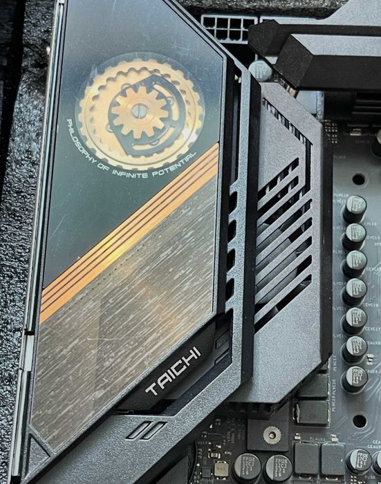 ASrock Z690 Taichi дънна платка