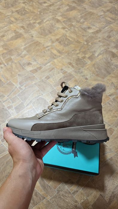 Продам женские ботинки
