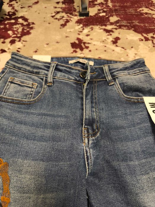 Oferta Blugi elastici cu broderie-nou