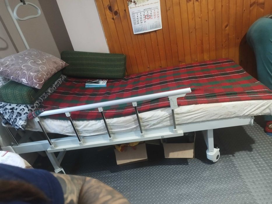 Механично болнично легло