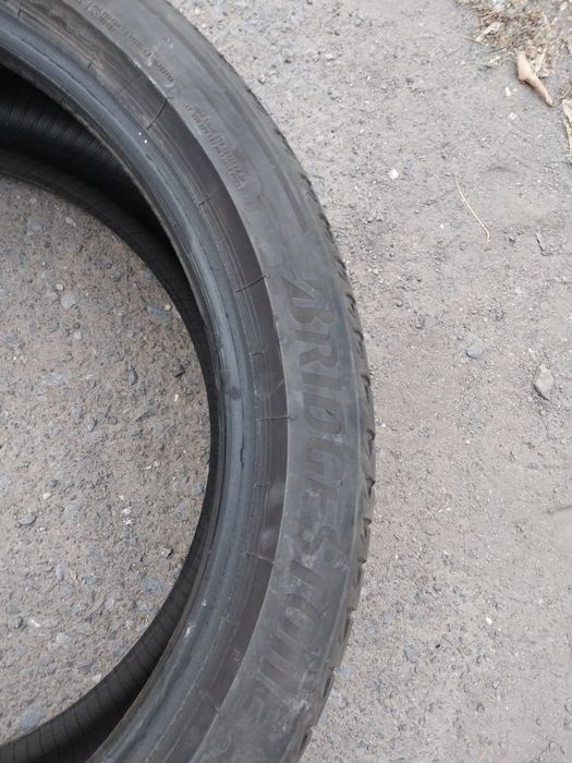 2 шины Bridgestone 245 40 R19.