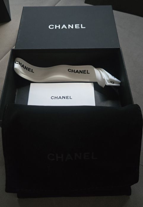 CHANEL Caviar Quilted Compact Flap Wallet в черно