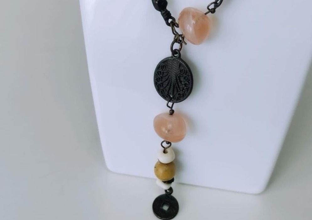 Vechi colier lant cu pietre din sticla roz ,copii