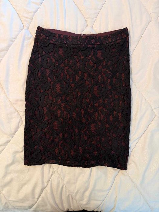 Fusta scurta din dantela neagra