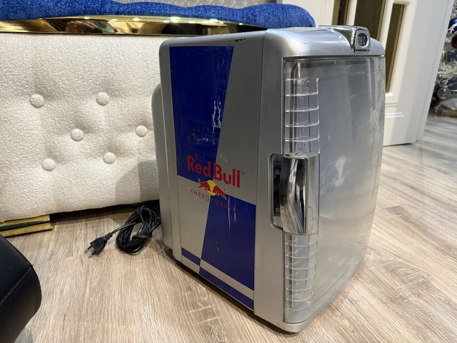 * мини холодильник RED BULL не большой очень удобный