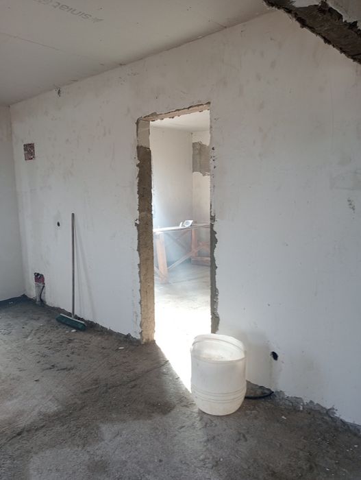 Casa la roșu de vânzare