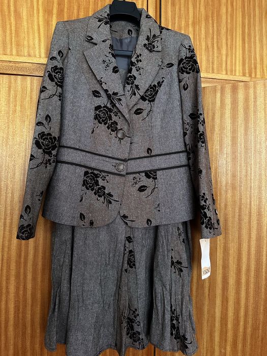 Кафяв вълнен костюм с пола