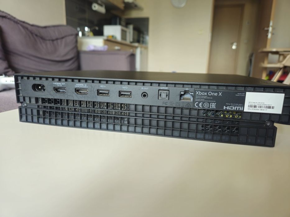 Xbox One X 1 TB + 2 контролера + 8BitDo дистанционно