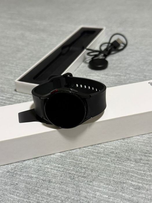 Продам Samsung Galaxy Watch4 — 80.000₸