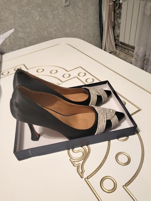 Туфли қара, әдемі тастарымен