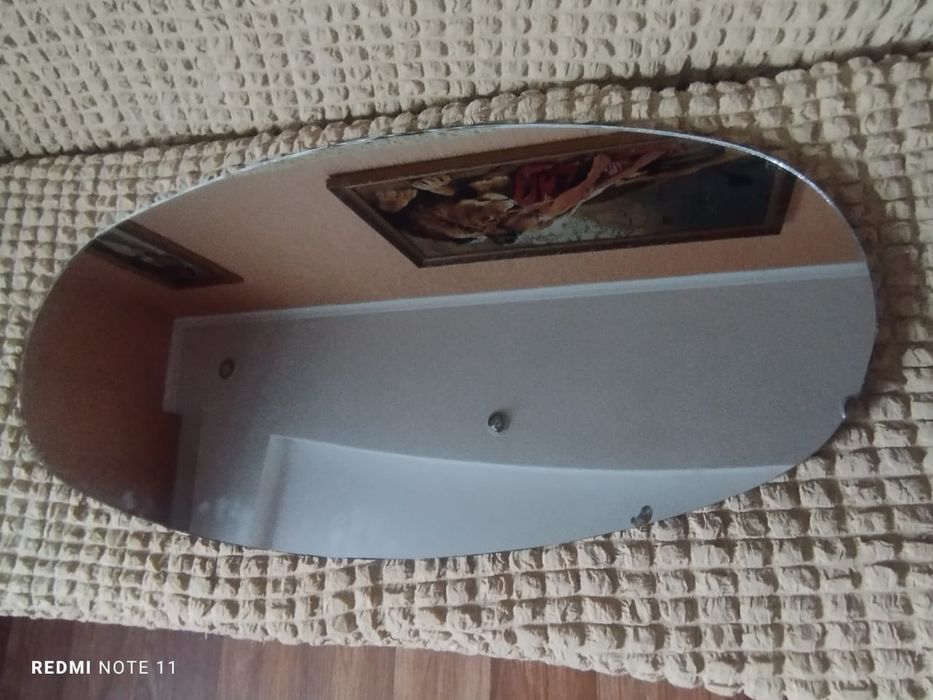 Зеркало овальное.