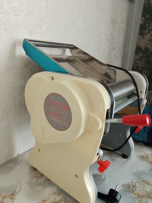 Тестораскатка с лапшерезкой.