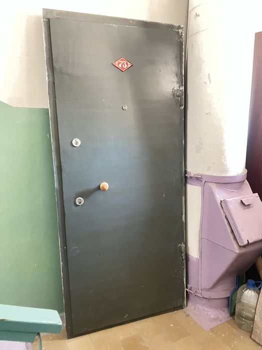 Продам металическую дверь