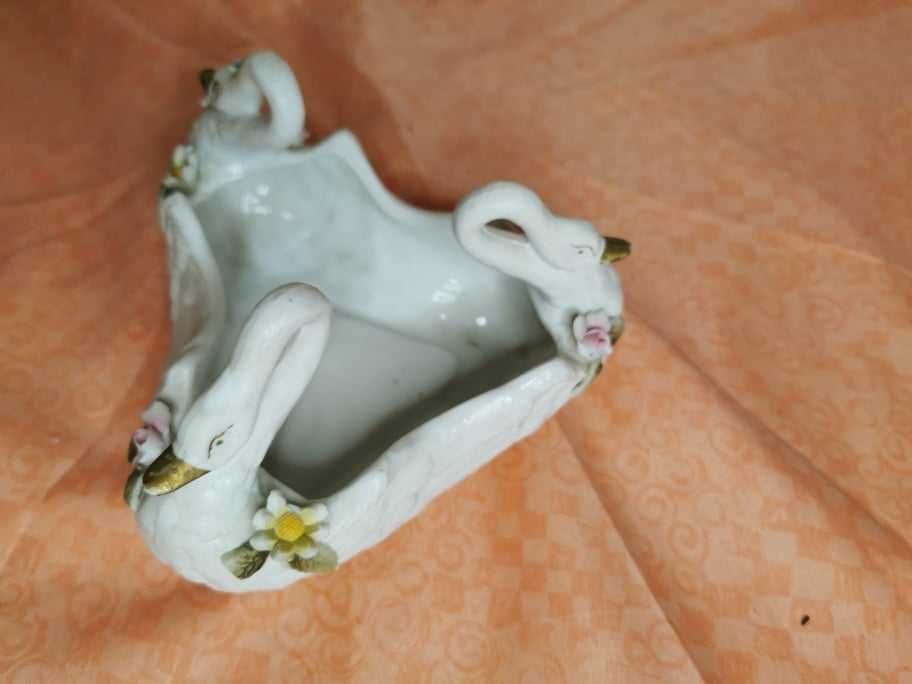 Bomboniera portelan in forma de Lebada