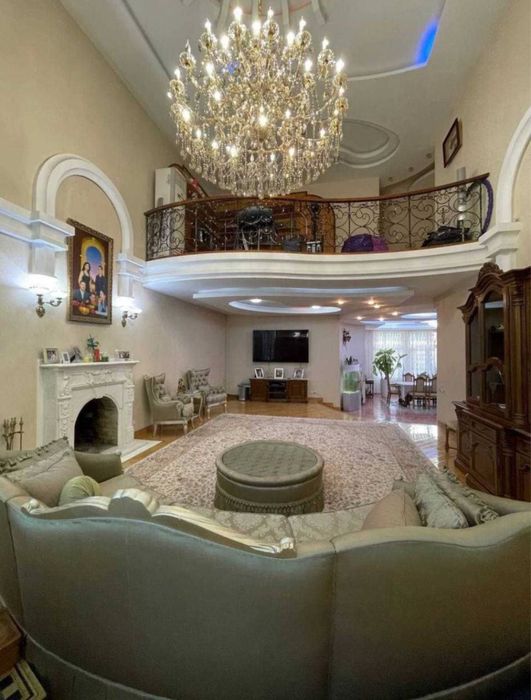 Гостиница России-Сдается дом из 10 комнат в самом центре города!